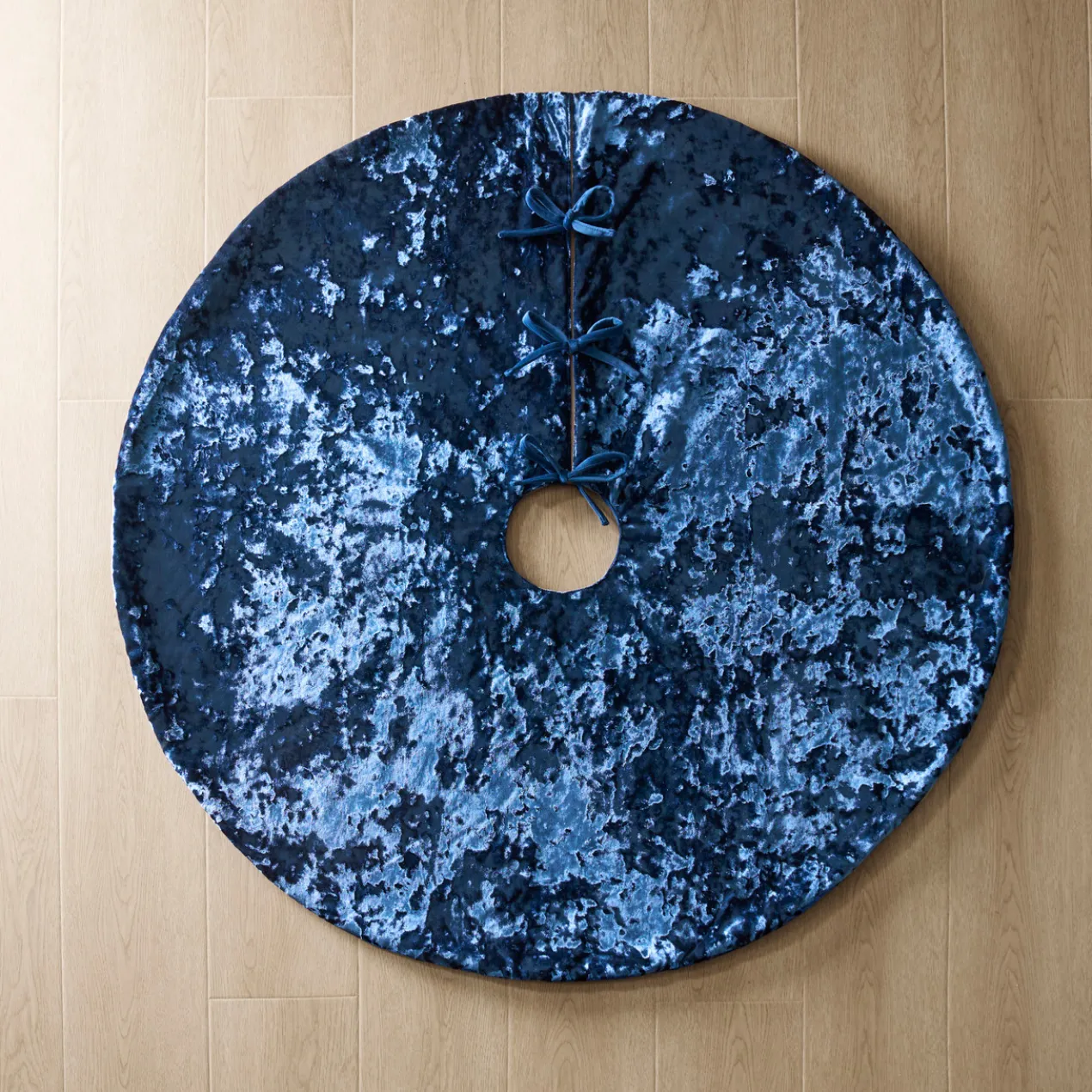 Crushed Velvet Tree Skirt 48" - Sapphrie