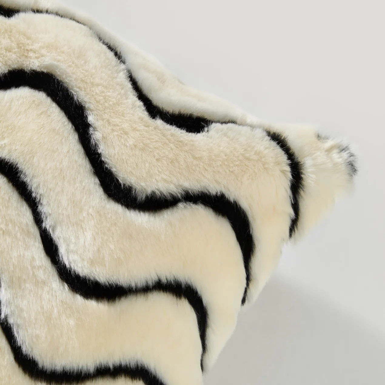 Dosia Wave Pillow 18"