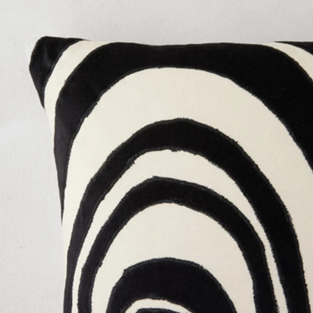 Nemy Lumbar Pillow - Black/White