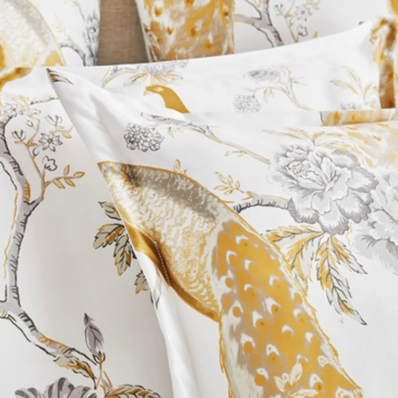Pavo Bedding - Ivory/Gold
